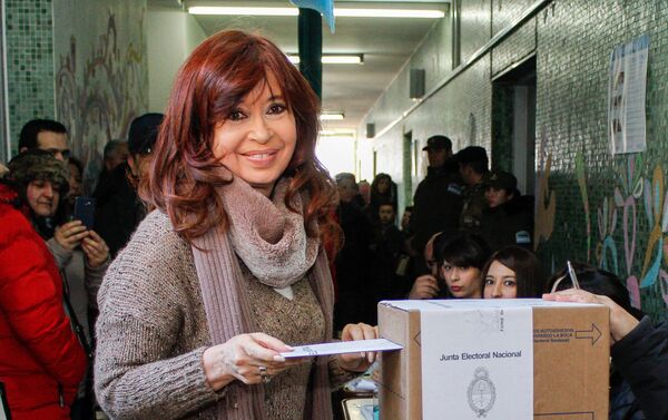 La expresidenta y actual senadora, Cristina Fernández de Kirchner, votando en las PASO - Sputnik Mundo