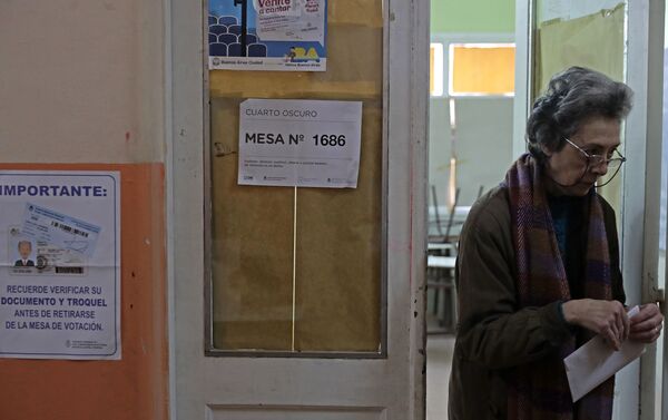 Una mujer se prepara para votar en las primarias - Sputnik Mundo