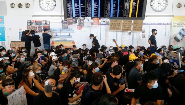 Manifestantes en el aeropuerto de Hong Kong - Sputnik Mundo