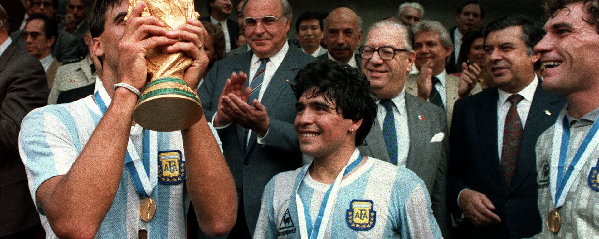 José Luis 'Tata' Brown celebra con Diego Maradona la victoria de Argentina en el Mundial México 1986 - Sputnik Mundo, 1920, 26.11.2020