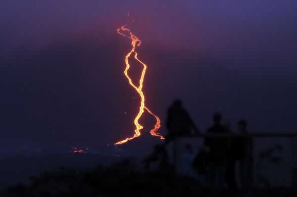 El dragón se despierta: la erupción que sacudió la isla francesa de Reunión
 - Sputnik Mundo