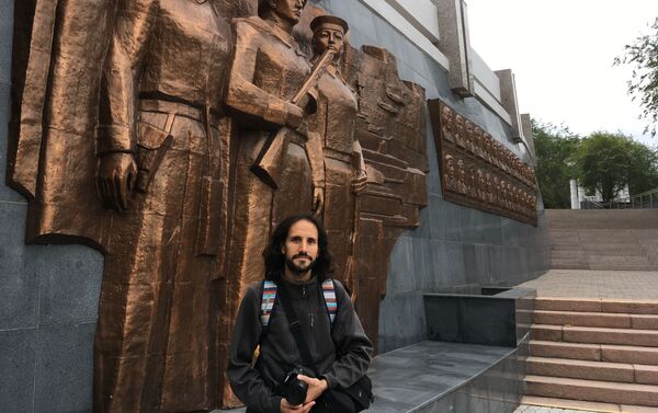 Pablo Badillo en Ulán-Udé, cerca del monumento a los participantes de la Gran Guerra Patria de la república de Buriatia - Sputnik Mundo