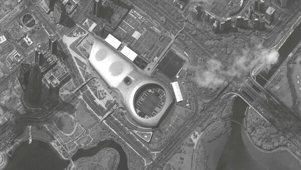 Imagen satelital muestra más de 500 vehículos militares chinos en un estadio de fútbol cerca de la frontera con Hong Kong - Sputnik Mundo