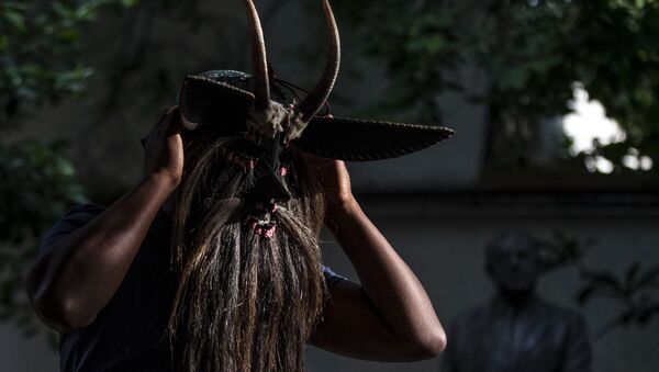  Hugo Arellanes, maestro mascarero, muestra una de las piezas que fabricó para la danza de los 'Diablos de Cuajuinicuilapa' en la costa chica del Estado de Guerrero - Sputnik Mundo