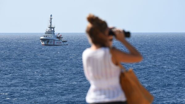 El barco de rescate de Open Arms en las aguas italianas - Sputnik Mundo