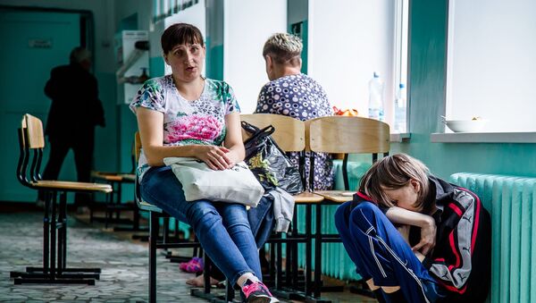 La gente evacuada tras una explosión en un arsenal militar de Áchinsk - Sputnik Mundo