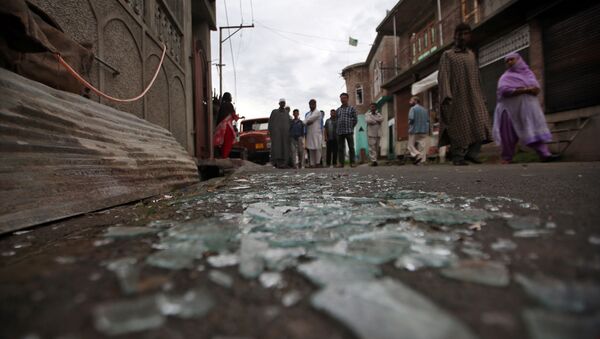 Cristales rotos en una calle en Cachemira - Sputnik Mundo