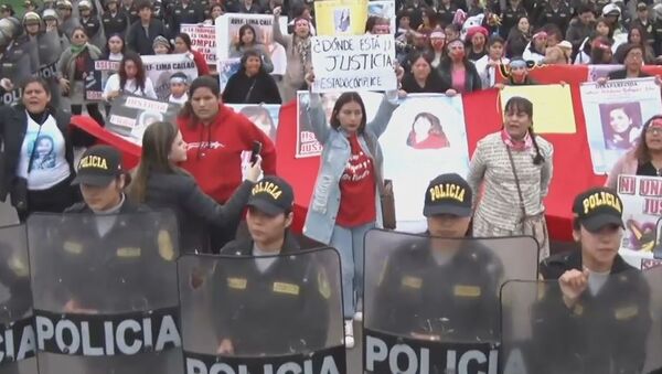 Mujeres marchan por el fin del feminicidio en Perú - Sputnik Mundo