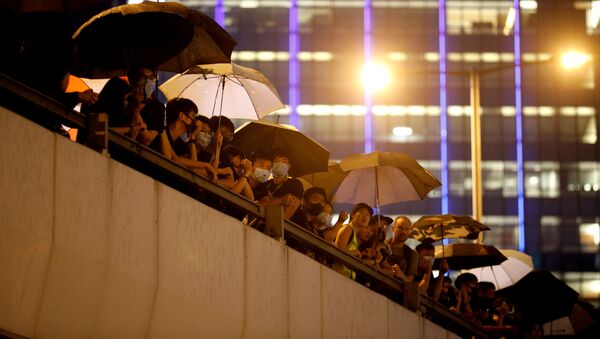 Manifestantes en un puente cerca de los edificios gubernamentales en Hong Kong - Sputnik Mundo