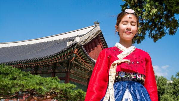 Una mujer coreana en traje tradicional - Sputnik Mundo