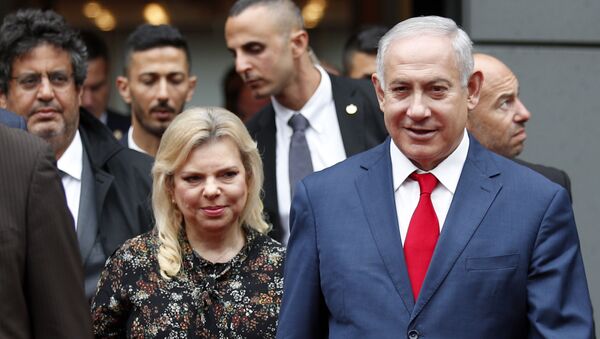 Benjamín Netanyahu,primer ministro de Israel, al lado de su esposa, Sara - Sputnik Mundo
