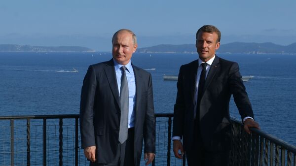El mandatario ruso, Vladímir Putin, y el presidente de Francia, Emmanuel Macron - Sputnik Mundo