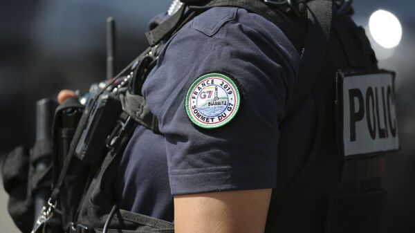 Una policía con el logo de la cumbre del G7 en Biarritz, Francia - Sputnik Mundo