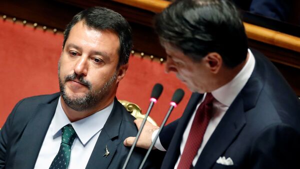 Matteo Salvini (izda.) y Giuseppe Conte (dcha.), políticos italianos - Sputnik Mundo