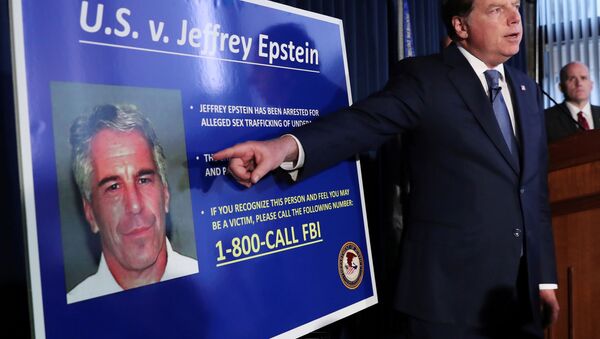 Geoffrey Berman, fiscal del Distrito Sur de Nueva York, señala una fotografía de Jeffrey Epstein cuando anuncia los cargos de tráfico sexual de menores (archivo) - Sputnik Mundo