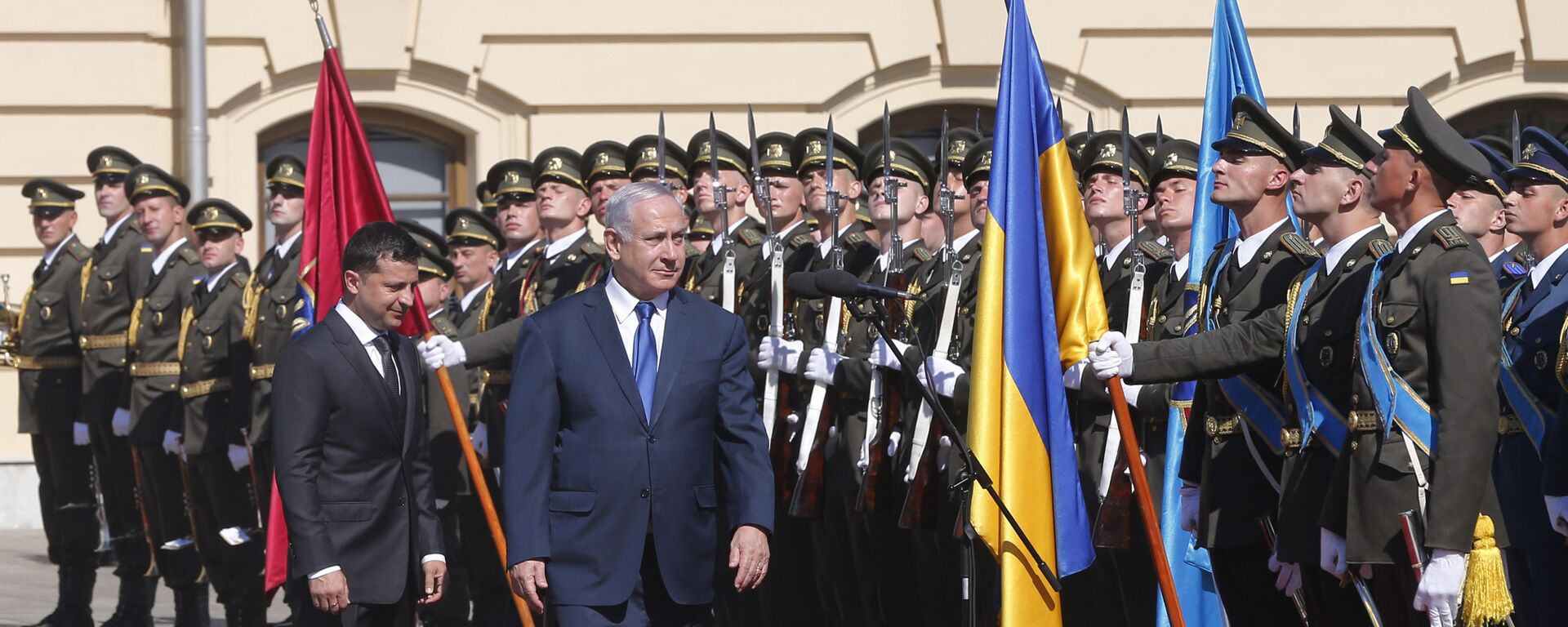 Volodymyr Zelenski, presidente de Ucrania, y Benjamín Netanyahu, primer ministro de Israel, en Kiev, el 19 de agosto de 2019 - Sputnik Mundo, 1920, 25.10.2023
