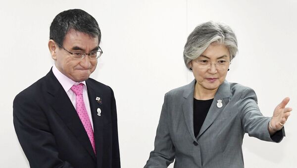 La ministra de exteriores surcoreana, Kang Kyung-wha, y su homólogo japonés, Taro Kono - Sputnik Mundo