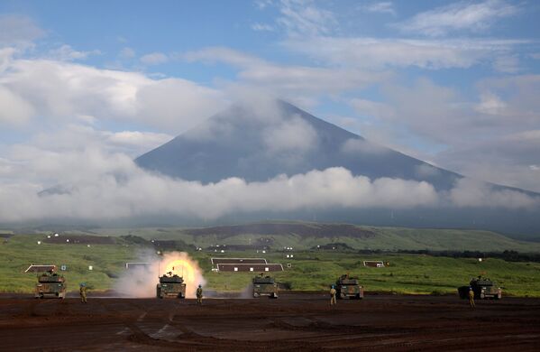 Las maniobras de las Fuerzas de Autodefensa de Japón al pie del monte Fuji, en imágenes - Sputnik Mundo