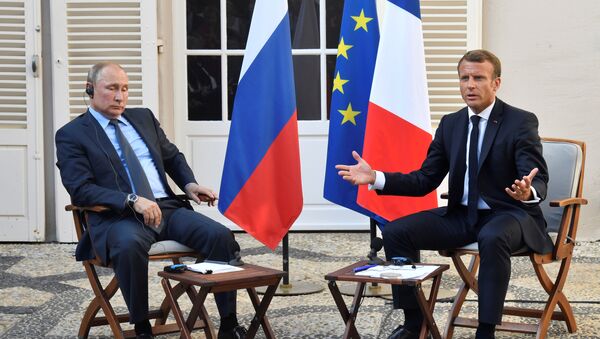 El encuentro entre los presidentes de Rusia y Francia, Vladímir Putin y Emmanuel Macron - Sputnik Mundo