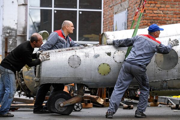 Выгрузка разобранного бомбардировщика времен Второй мировой войны Ту-2 - Sputnik Mundo