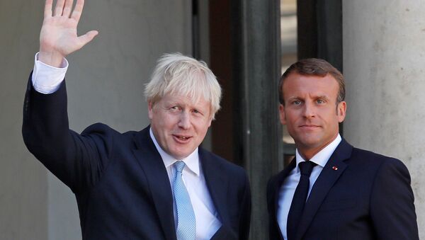 El jefe del Gobierno británico, Boris Johnson y el presidente de Francia, Emmanuel Macron - Sputnik Mundo