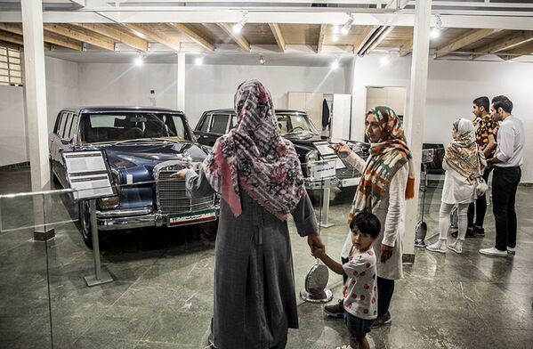 Посетители Музея королевских автомобилей на территории бывшей резиденции шаха во дворце Saadabad в Иране - Sputnik Mundo