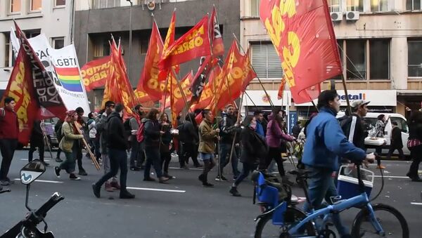 Miles de personas salen a las calles de Buenos Aires para protestar contra la austeridad - Sputnik Mundo