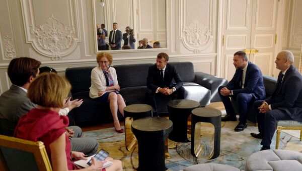 El presidente de Francia, Emmanuel Macron lleva el discurso en la cumbre de G7 - Sputnik Mundo