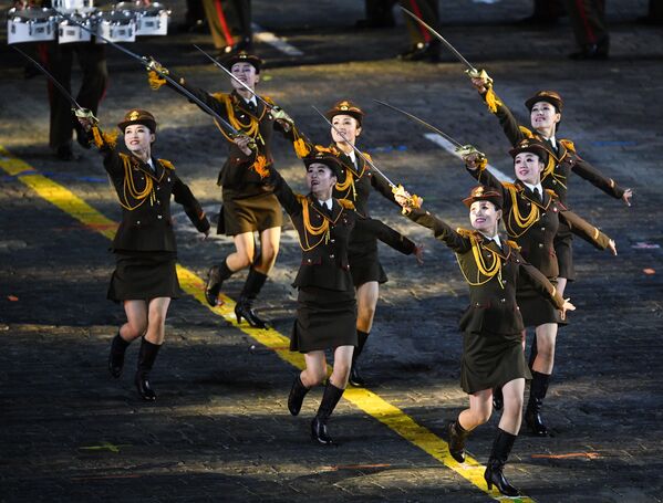 La ceremonia de apertura del festival de bandas militares Torre Spasskaya - Sputnik Mundo