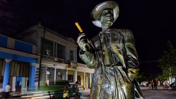 Una estatua del cantante cubano Benny Moré en Cienfuegos, Cuba - Sputnik Mundo