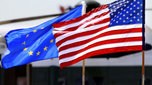 Las banderas de la Unión Europea y de Estados Unidos - Sputnik Mundo