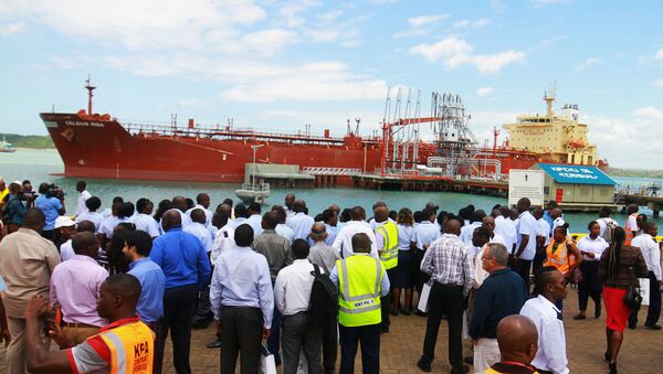 El petrolero Celsius Riga se prepara para zarpar del puerto de Mombasa con 200.000 barriles de petróleo - Sputnik Mundo