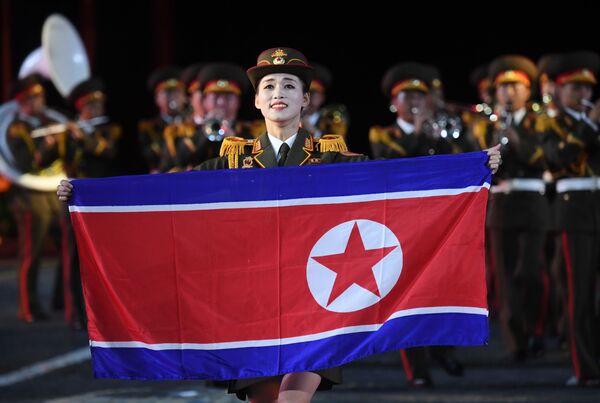 Las militares norcoreanas conquistan a los rusos con su arte - Sputnik Mundo