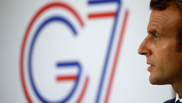 El presidente de Francia, Emmanuel Macron, y el logo de la cumbre del G7 en Biarritz - Sputnik Mundo