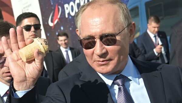 Vladímir Putin, presidente de Rusia, come un helado durante el MAKS 2019 - Sputnik Mundo