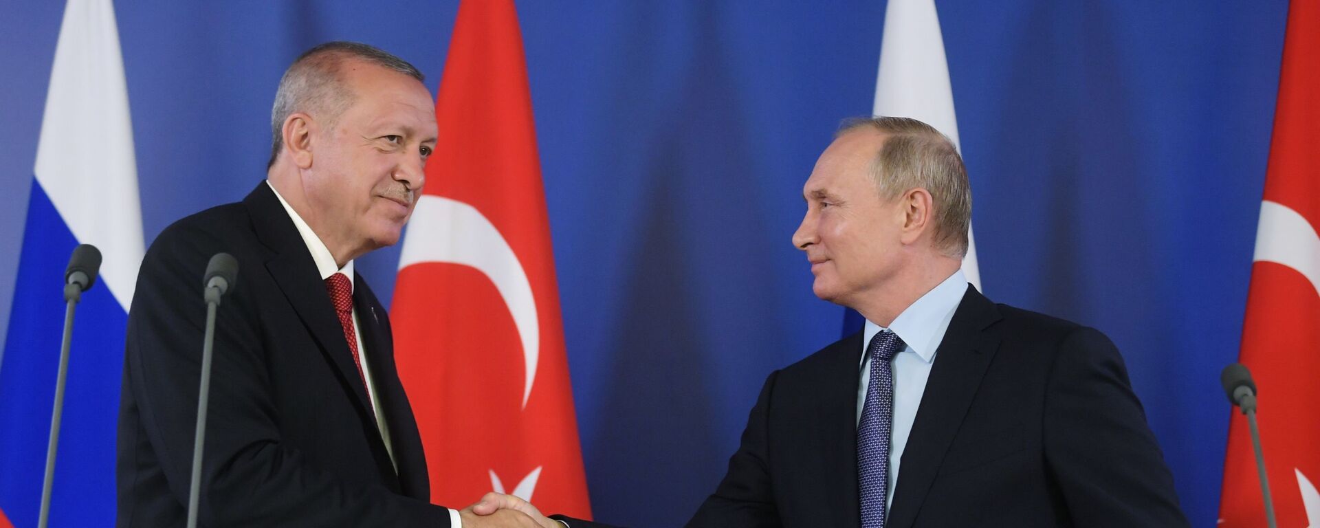 El presidente de Turquía, Recep Tayyip Erdogan, y su homólogo de Rusia, Vladímir Putin - Sputnik Mundo, 1920, 18.11.2022
