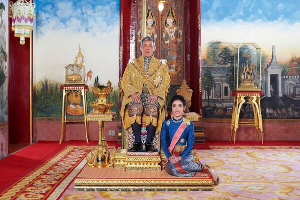 La amante oficial del rey de Tailandia lleva metralleta y pilota en top - Sputnik Mundo