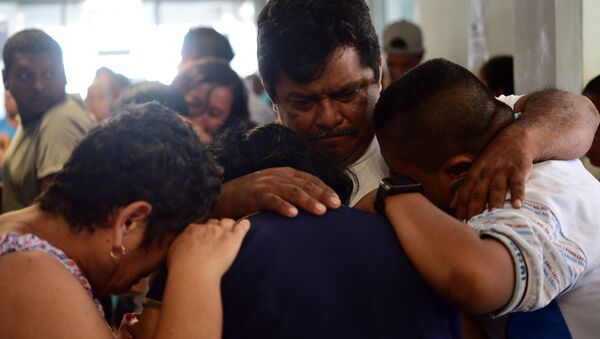 Familiares de los fallesidos tras el ataque al Bar Caballo Blanco en Veracruz (México), el 28 de agosto de 2019 - Sputnik Mundo