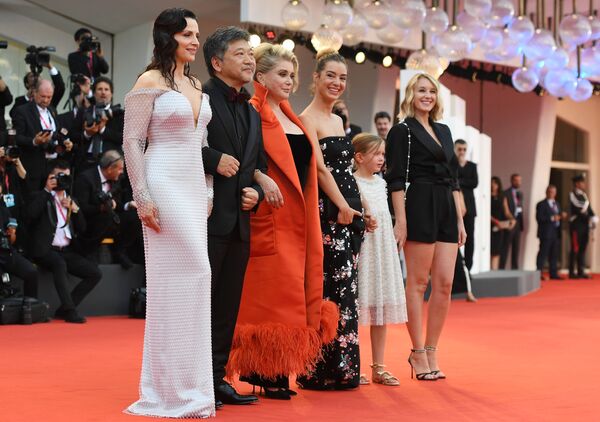 Las estrellas desfilan por la alfombra roja del 76 Festival Internacional de Cine de Venecia
 - Sputnik Mundo
