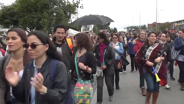 Profesores toman las calles de Bogotá durante una huelga nacional - Sputnik Mundo