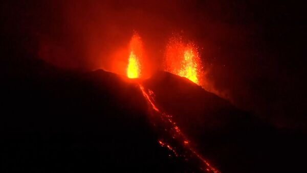 El volcán Estrómboli entra en erupción por segunda vez en dos meses - Sputnik Mundo