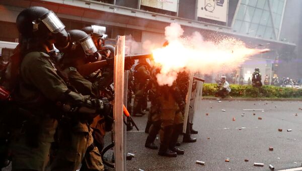 La policía antidisturbios durante las protestas en Hong Kong - Sputnik Mundo
