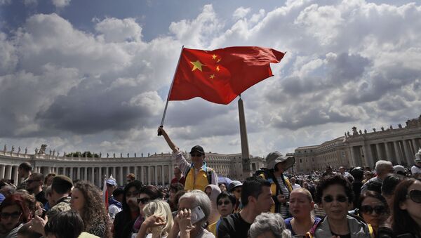 Un fiel chino agita una bandera en la audiencia del Papa Francisco en la plaza de San Pedro en el Vaticano - Sputnik Mundo