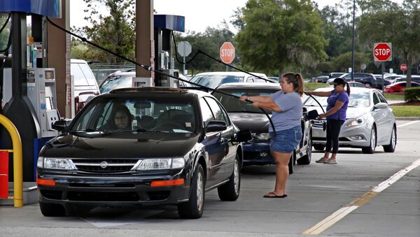Los residentes de Florida llenan sus coches con gas tras el aviso del huracán Dorian - Sputnik Mundo