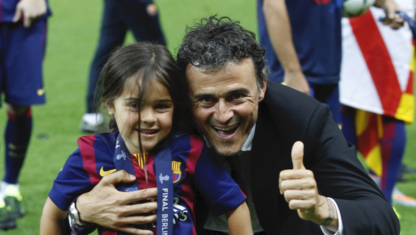 Luis Enrique celebra junto a su hija Xana el triunfo del FC Barcelona - Sputnik Mundo