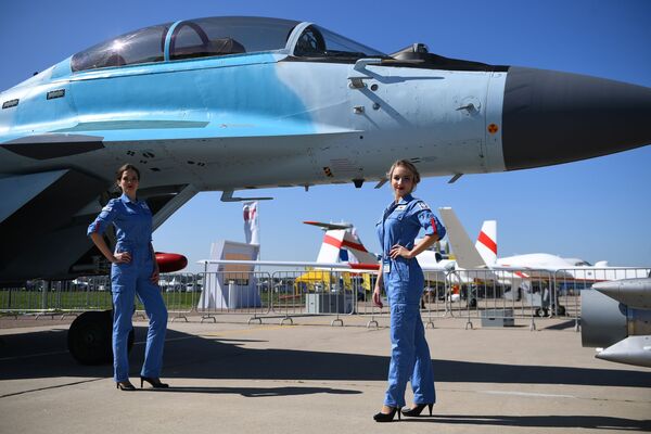 Девушки у многоцелевого фронтового истребителя МиГ-35 на Международном авиационно-космическом салоне МАКС-2019 в подмосковном Жуковском - Sputnik Mundo