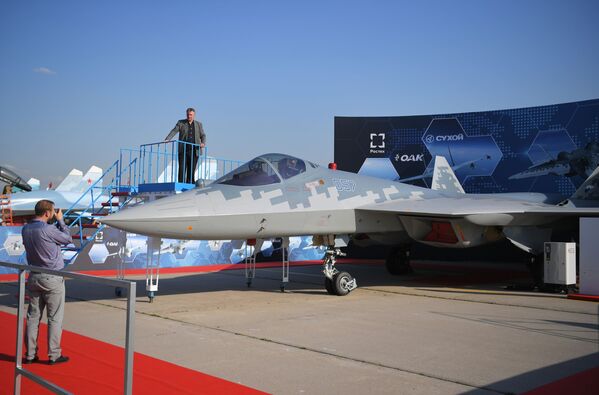 El caza Su-57 en la exposición estática en MAKS 2019 - Sputnik Mundo