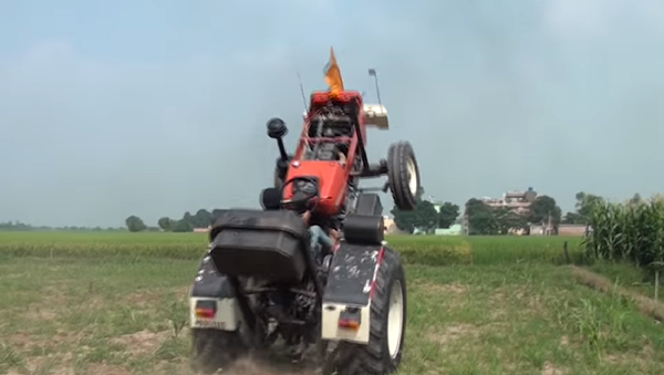 ¡Qué destreza! Un granjero indio hace maniobras con su tractor - Sputnik Mundo