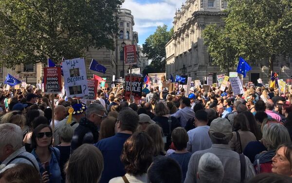 Las protestas contra el 'golpe de Estado' de Boris Johnson en el Reino Unido - Sputnik Mundo