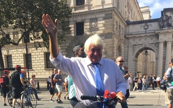 Un hombre personifica a Boris Johnson durante las protestas en el Reino Unido - Sputnik Mundo